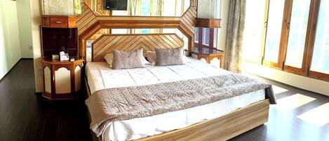 Phòng Deluxe, máy điều hòa, quang cảnh vườn | Bàn, khu vực làm việc phù hợp cho laptop