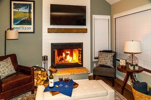 TV connectée, cheminée, baby-foot, table de tennis de table