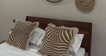 Luxury 7 Bedroom with Pool & Gym. 10 Mins to Falls