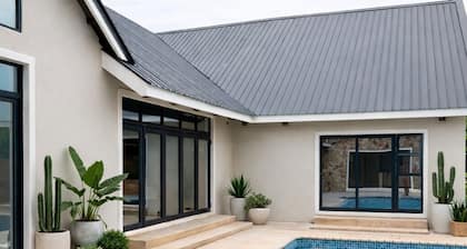 Luxury 7 Bedroom with Pool & Gym. 10 Mins to Falls