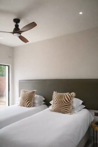 Luxury 7 Bedroom with Pool & Gym. 10 Mins to Falls