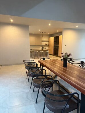 Dining - Luxury 7 Bedroom with Pool & Gym. 10 Mins to Falls (Victoria Falls)