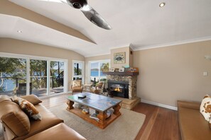 Télévision, cheminée