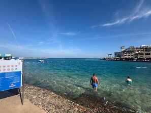 Beach - 4 Bedroom Seaside Hurghada Escape (محافظة البحر الأحمر)