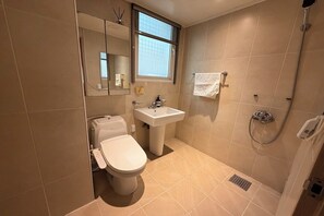 Dusch, hårtork, bidé och handdukar