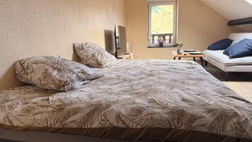 1 slaapkamer, een strijkplank/strijkijzer, wifi, beddengoed