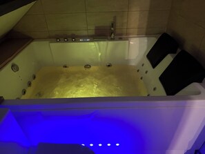 Tina de hidromasaje, secadora de cabello, toallas, jabón 