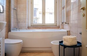 Doccia, asciugacapelli, bidet, asciugamani
