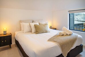 Een strijkplank/strijkijzer, reisbedje, wifi, beddengoed