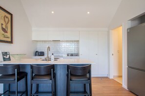 Fridge, microwave, oven, stovetop - Modern Central City Apartment | King Bed (Christchurch)
