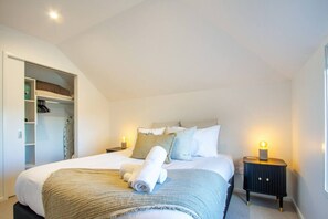Iron/ironing board, travel cot, WiFi, bed sheets - Modern Central City Apartment | King Bed (Christchurch)