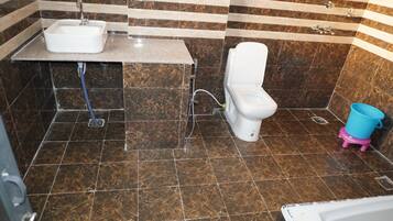 Familien-Vierbettzimmer | Badezimmer | Kostenlose Toilettenartikel, Handtücher, Seife, Shampoo