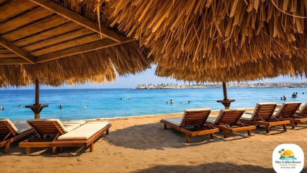 Ein Strandloungebereich mit Holzliegen und einer Struktur mit Reetdach.