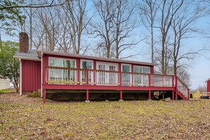 A red building with a balcony and a chimney. - Tranquil Lakefront Home w/ Sunroom in Burlington (Burlington)