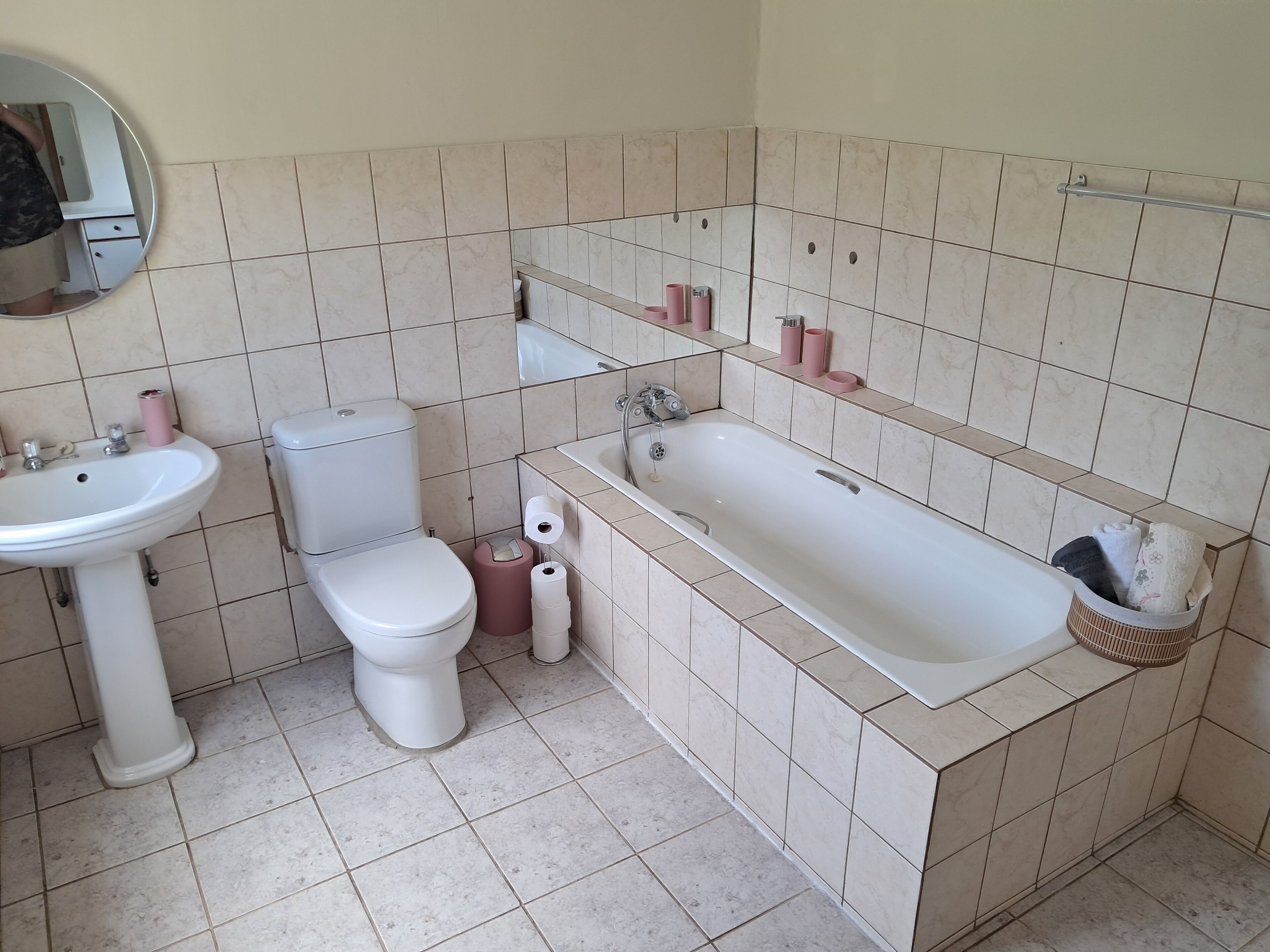 Une salle de bain avec des toilettes, un lavabo et une baignoire.