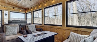 Peaceful Nature Retreat w/ Hot Tub in Lost City!