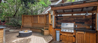 Walk to Fox River Grove Train Station + Hot Tub!