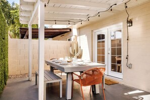 Outdoor dining - New! Desert Flower~4 BR, Walk to Old Town, Stadium (Scottsdale)