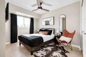 4 bedrooms, desk, iron/ironing board, free WiFi - New! Desert Flower~4 BR, Walk to Old Town, Stadium (Scottsdale)
