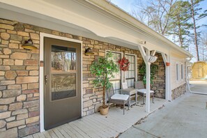 Terrace/patio - Meech Legacy House | Southern Charm & Cozy Comfort (Benton)