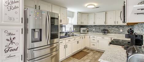 Cookware/dishes/utensils, dining tables