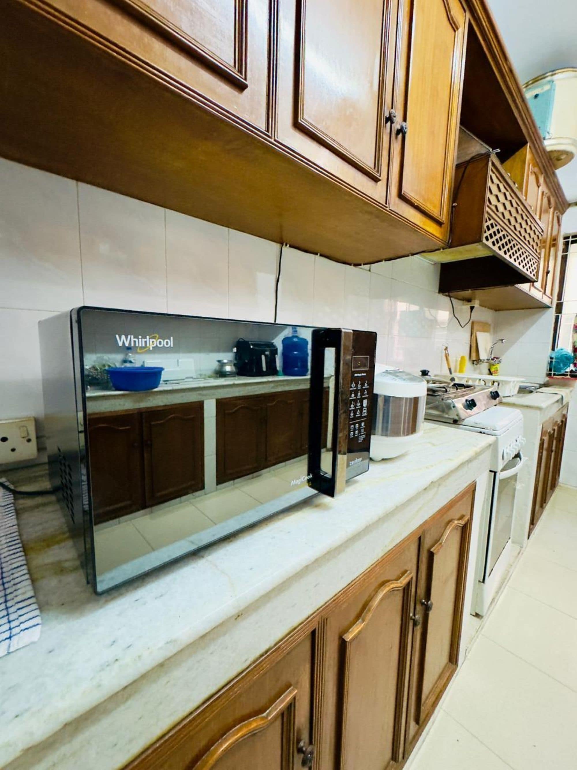 Full-sized fridge, microwave, oven, stovetop