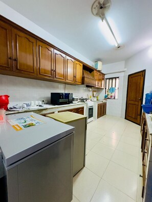 Frigorífico grande, microondas, horno y placa de cocina