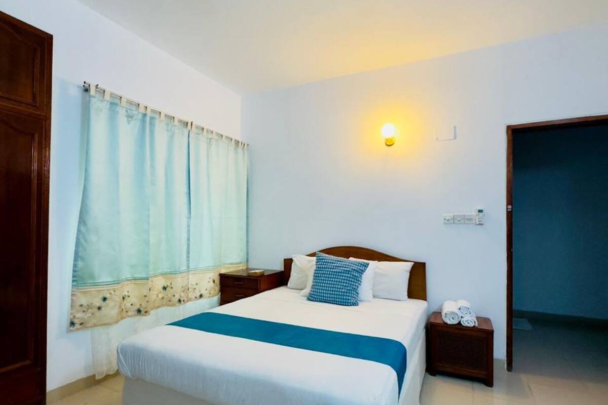 Klassieke eenpersoonskamer, balkon, uitzicht op stad | Een bureau, een laptopwerkplek, gratis wifi