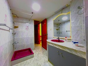 Bañera y ducha independientes, secador de pelo, pantuflas, toallas