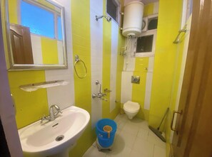 Douche, douche à « effet pluie », chaussons, bidet