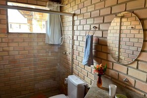 Comfort Chalet, Garden View | Bathroom | Shower, free toiletries, hair dryer, towels - Chalé Centro de Pipa (Tibau do Sul)