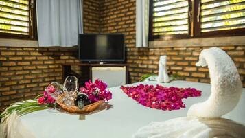 Chalé conforto, vista para o jardim | Espaço de trabalho para notebook