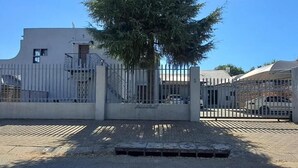 Un parking clos, avec un bâtiment en arrière-plan.