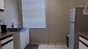 Apartment, 2 Bedrooms, Kitchen, Garden View | Private kitchen | Electric kettle