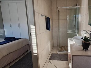 Quarto casal standard, para não fumantes, banheiro privativo | Banheiro | Toalhas de banho, papel higiênico