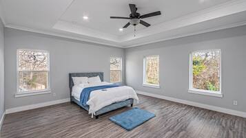 4 habitaciones, tabla de planchar con plancha, wifi y ropa de cama