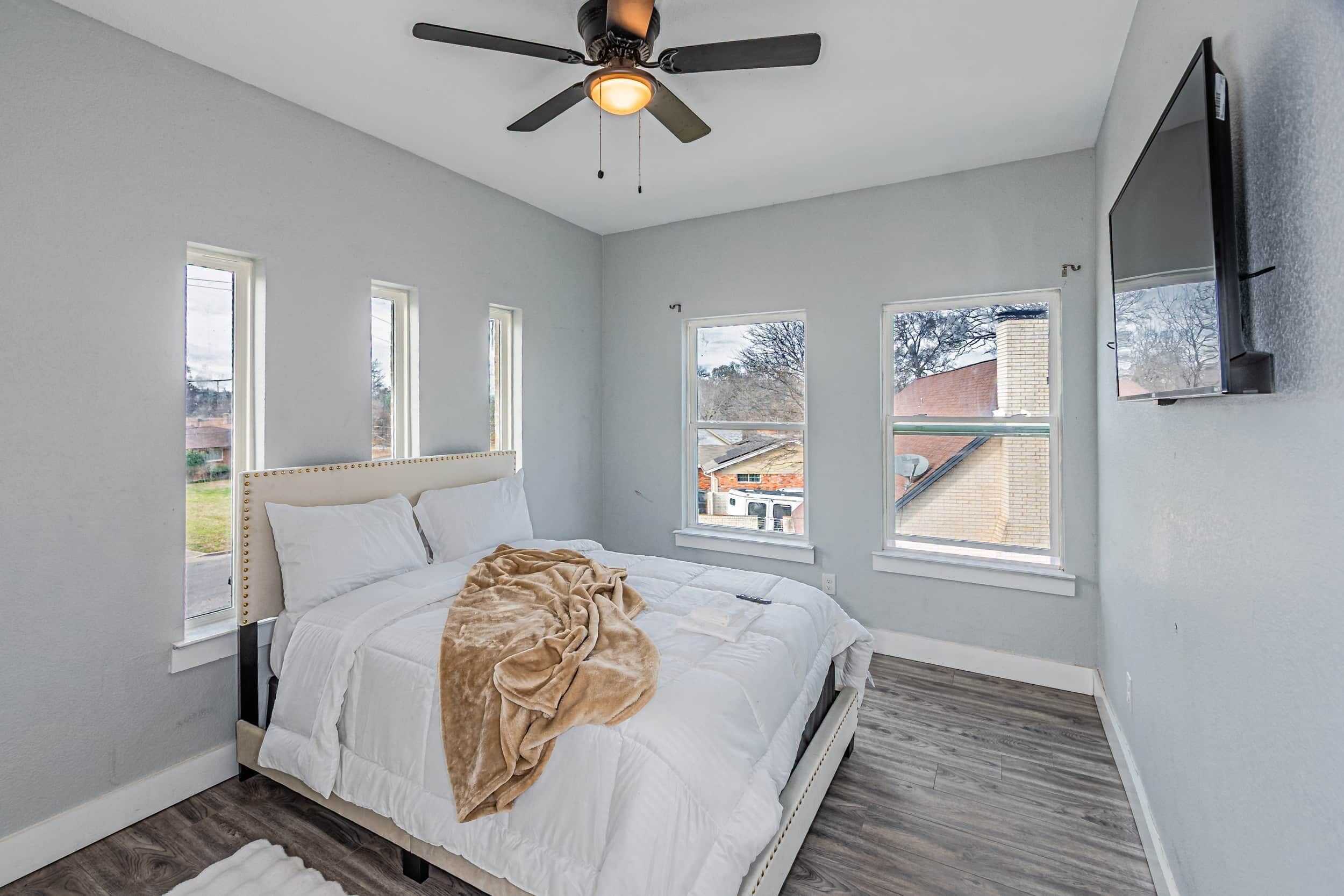 4 bedrooms, iron/ironing board, WiFi, bed sheets