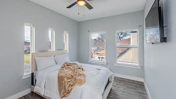 4 bedrooms, iron/ironing board, WiFi, bed sheets