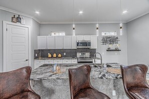 Fridge, microwave, oven, stovetop - NEW LOVELY MODERN RETREAT,NATURE VIEWS (DeSoto)