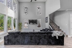 Living area - NEW LOVELY MODERN RETREAT,NATURE VIEWS (DeSoto)