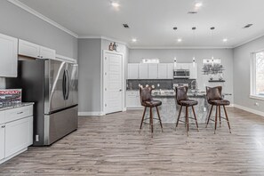 Fridge, microwave, oven, stovetop - NEW LOVELY MODERN RETREAT,NATURE VIEWS (DeSoto)
