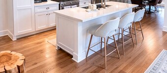 🌴 Stylish Kensington Retreat! Sleeps 10 - Spa, Fire Pit & Prime Location