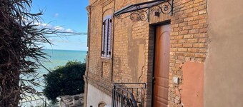 ANCIENT MANSION BY THE SEA APP. "LE ROSE" Cozy House on the Trabocchi Coast.