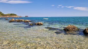 Una spiaggia nelle vicinanze