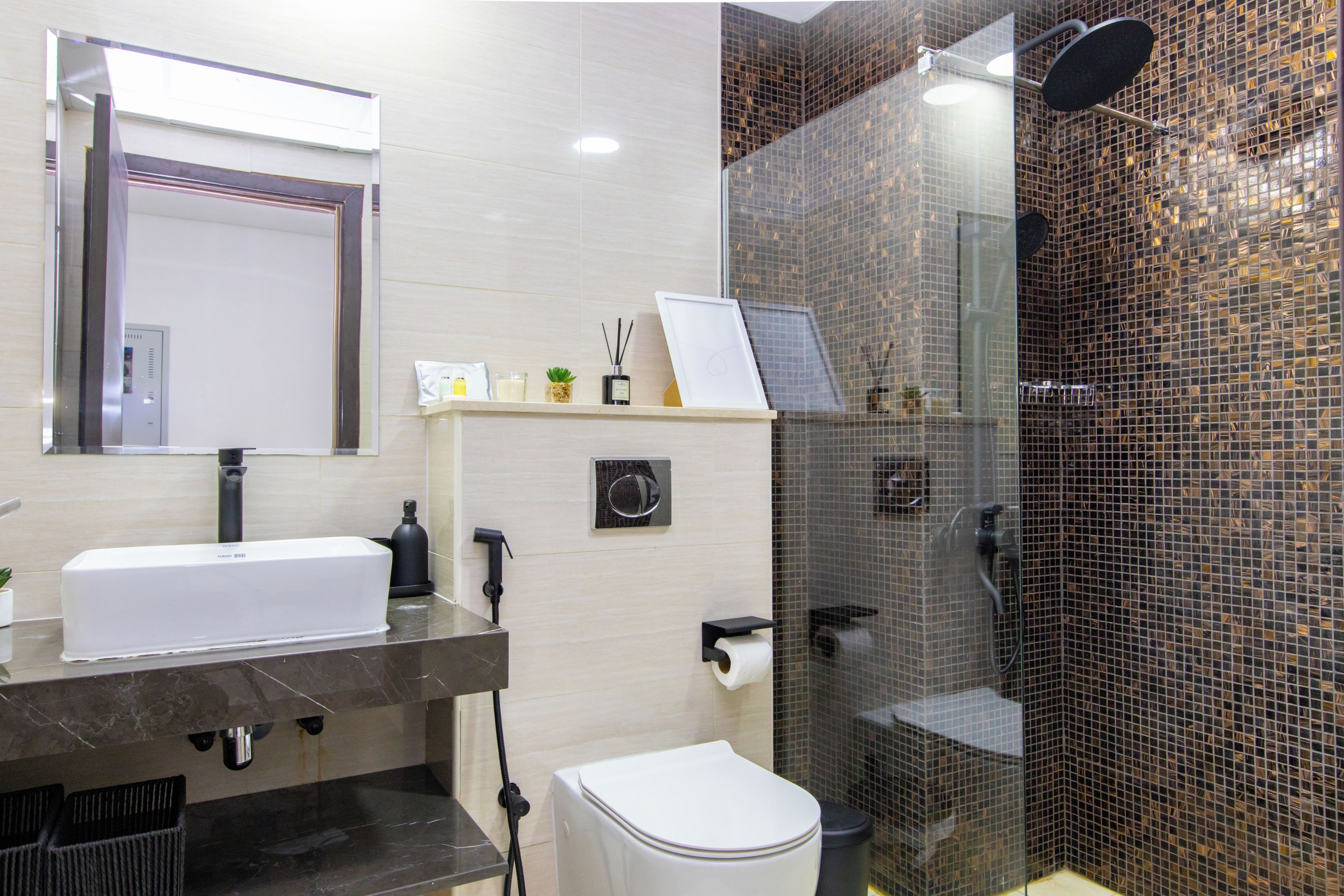 Une salle de bain moderne avec un lavabo blanc, un miroir et des toilettes.