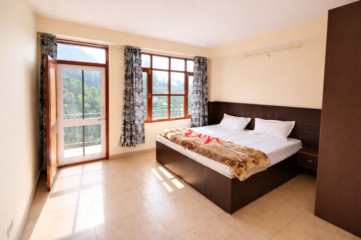 Deluxe Double Room, Multiple Beds | Hypo-allergenic bedding, desk, soundproofing, free WiFi