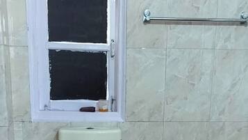 Chuveiro, chuveiro com efeito de chuva, chinelos, toalhas de banho