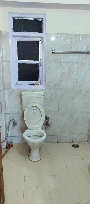 Ducha, cabezal de ducha tipo lluvia, zapatillas y toallas