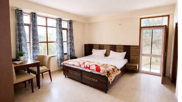 Hypo-allergenic bedding, desk, soundproofing, free WiFi