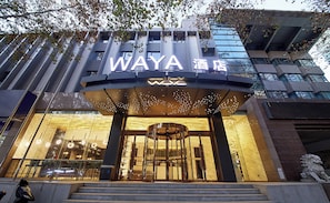 Unclassified image, 3 of 25, button